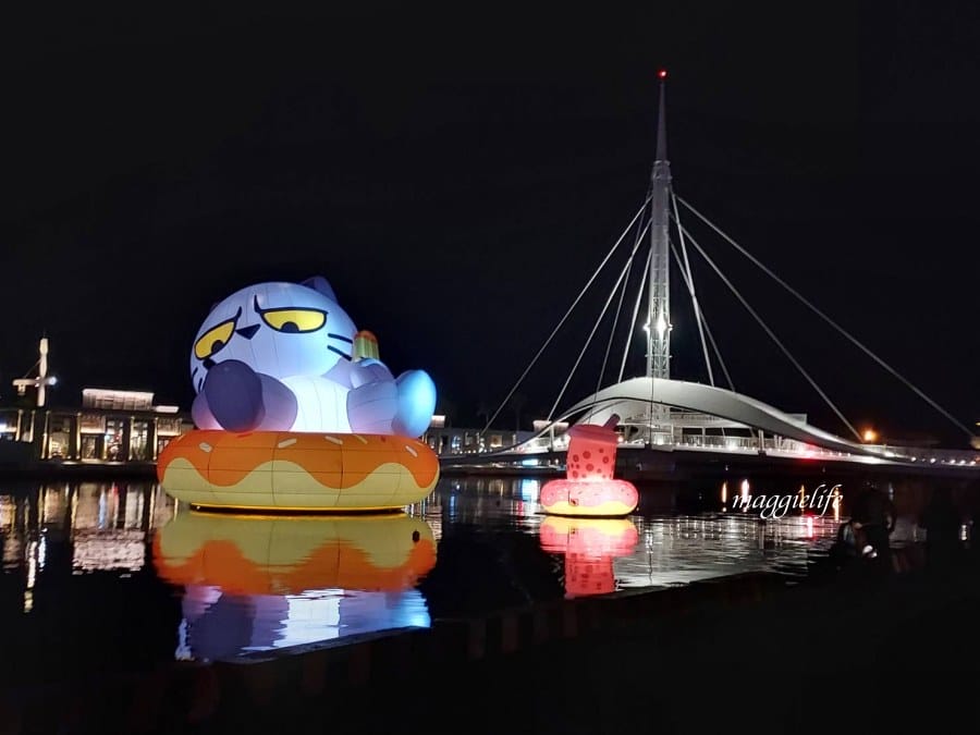 高雄新亮點|無所事事小海豹ㄇㄚˊ幾兔等超療癒人氣貼圖把高雄愛河變萌了！高雄文博會登場，把高雄變可愛了 想去高雄看小海豹本尊啊！