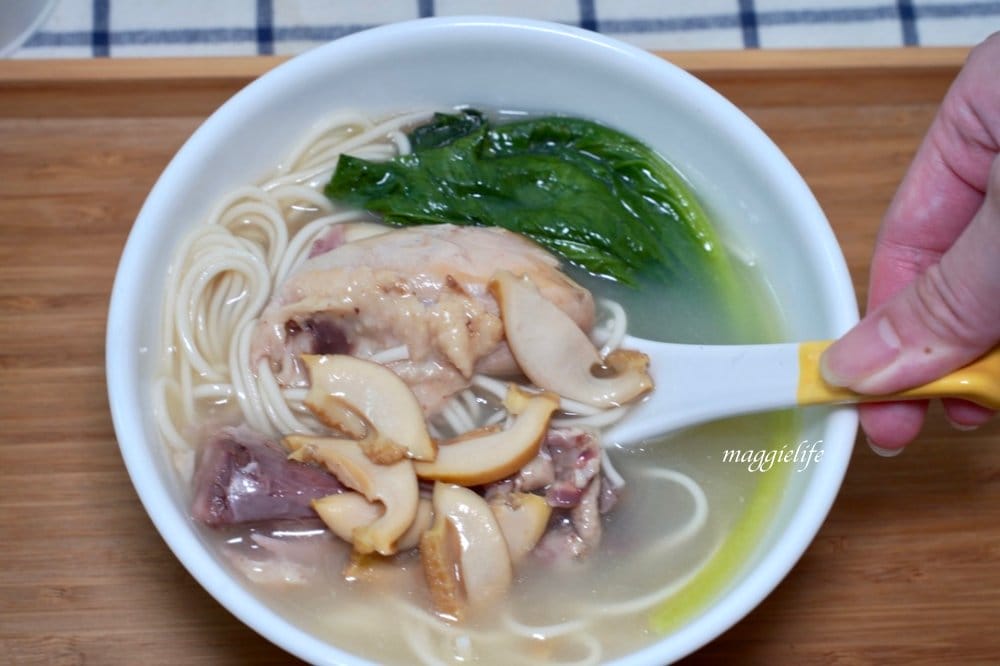 好市多最新上架商品|鮑魚雞腿麵，純正鮑魚，整隻雞腿，6分鐘上桌！麵條Q好吃，湯頭雞湯超濃郁！