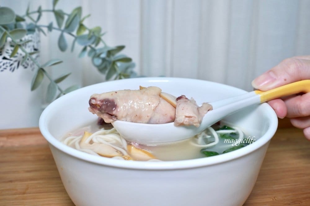 好市多最新上架商品|鮑魚雞腿麵，純正鮑魚，整隻雞腿，6分鐘上桌！麵條Q好吃，湯頭雞湯超濃郁！