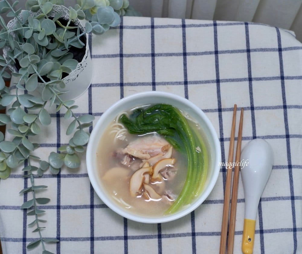 好市多最新上架商品|鮑魚雞腿麵，純正鮑魚，整隻雞腿，6分鐘上桌！麵條Q好吃，湯頭雞湯超濃郁！