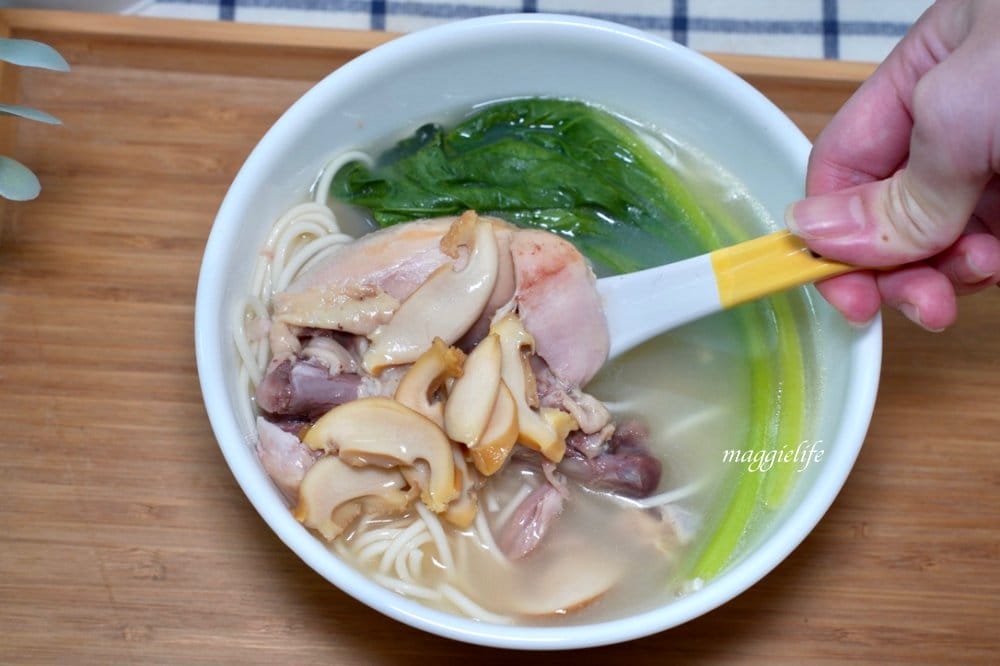 好市多最新上架商品|鮑魚雞腿麵，純正鮑魚，整隻雞腿，6分鐘上桌！麵條Q好吃，湯頭雞湯超濃郁！