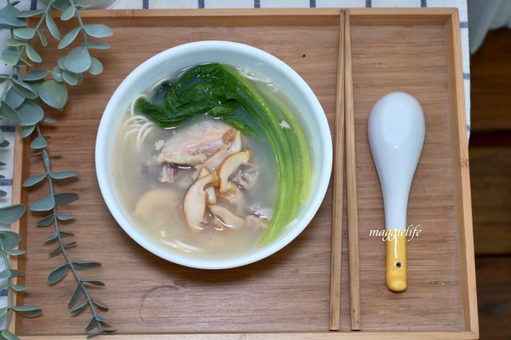 好市多最新上架商品|鮑魚雞腿麵，純正鮑魚，整隻雞腿，6分鐘上桌！麵條Q好吃，湯頭雞湯超濃郁！