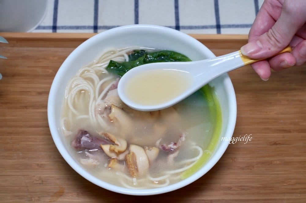 好市多最新上架商品|鮑魚雞腿麵，純正鮑魚，整隻雞腿，6分鐘上桌！麵條Q好吃，湯頭雞湯超濃郁！