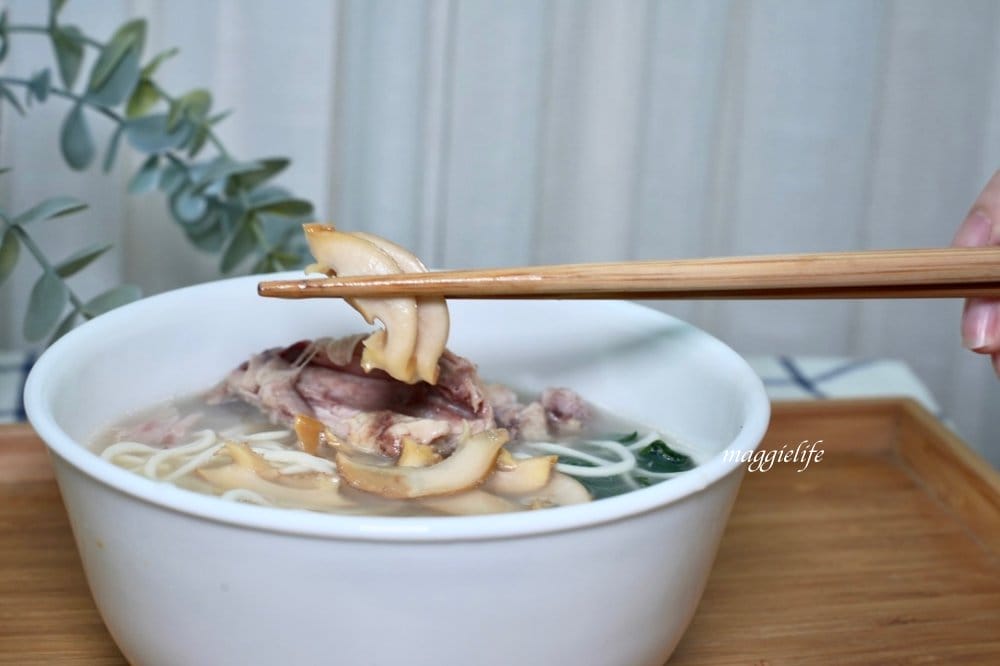 好市多最新上架商品|鮑魚雞腿麵，純正鮑魚，整隻雞腿，6分鐘上桌！麵條Q好吃，湯頭雞湯超濃郁！