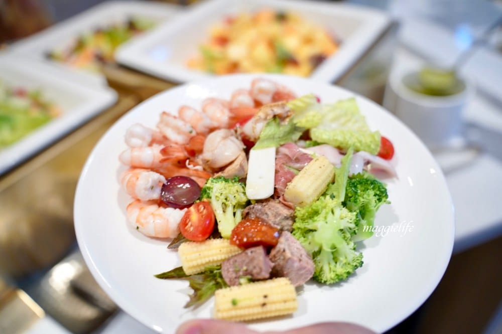 新北新莊吃到飽｜朵頤餐廳 Doricious，新莊凱悅嘉軒酒店一樓餐廳，早午餐自助buffet吃到飽，活龍蝦|牛排｜豬肋排（有Vlog影片介紹）