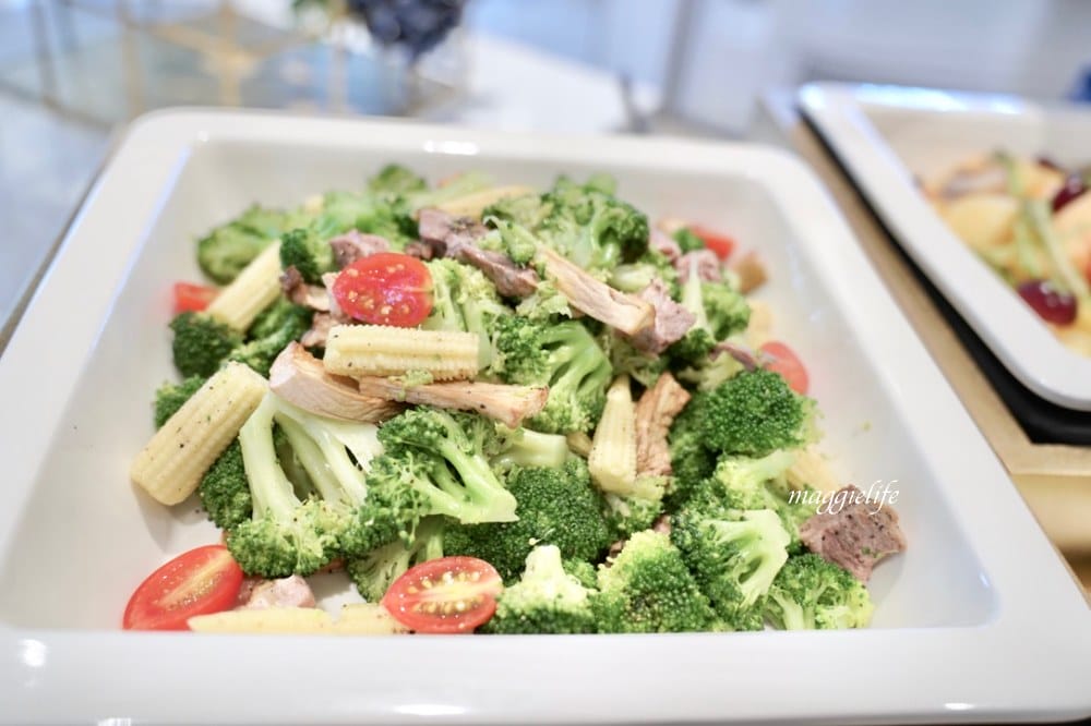 新北新莊吃到飽｜朵頤餐廳 Doricious，新莊凱悅嘉軒酒店一樓餐廳，早午餐自助buffet吃到飽，活龍蝦|牛排｜豬肋排（有Vlog影片介紹）