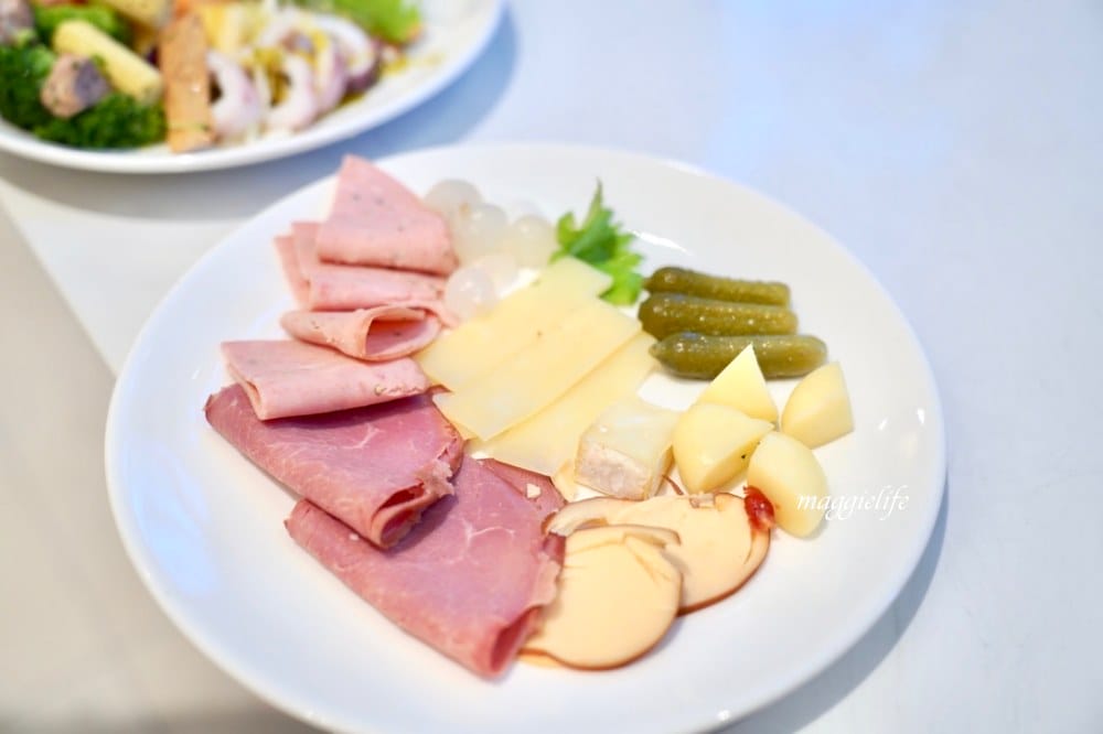 新北新莊吃到飽｜朵頤餐廳 Doricious，新莊凱悅嘉軒酒店一樓餐廳，早午餐自助buffet吃到飽，活龍蝦|牛排｜豬肋排（有Vlog影片介紹）