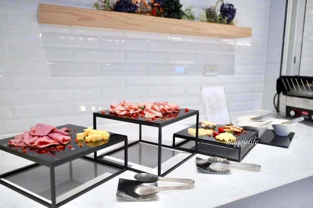 新北新莊吃到飽｜朵頤餐廳 Doricious，新莊凱悅嘉軒酒店一樓餐廳，早午餐自助buffet吃到飽，活龍蝦|牛排｜豬肋排（有Vlog影片介紹）