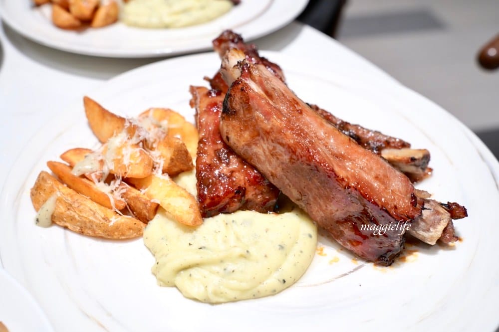 新北新莊吃到飽｜朵頤餐廳 Doricious，新莊凱悅嘉軒酒店一樓餐廳，早午餐自助buffet吃到飽，活龍蝦|牛排｜豬肋排（有Vlog影片介紹）