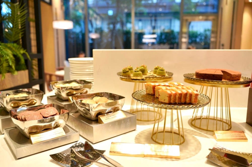 新北新莊吃到飽｜朵頤餐廳 Doricious，新莊凱悅嘉軒酒店一樓餐廳，早午餐自助buffet吃到飽，活龍蝦|牛排｜豬肋排（有Vlog影片介紹）