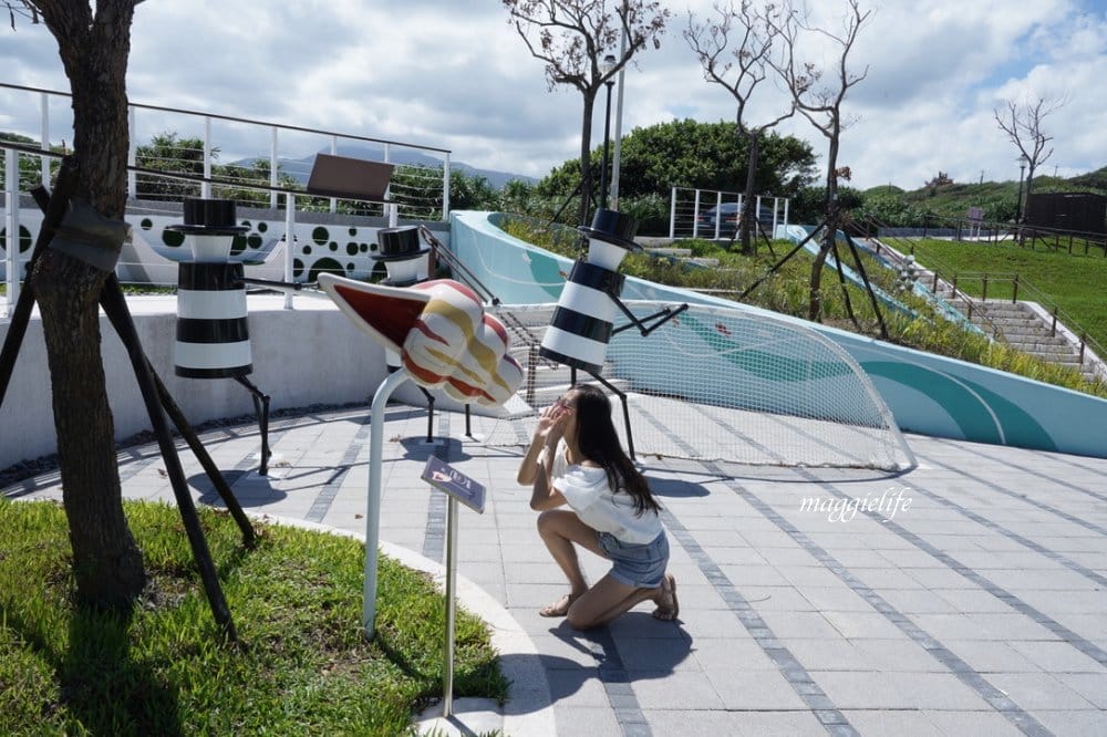 新北石門新景點|石門幸福雙心公園，石門幸福步道，海豚，燈塔人，互動式體驗，白天晚上都美，北海岸親子｜約會新IG打卡景點！