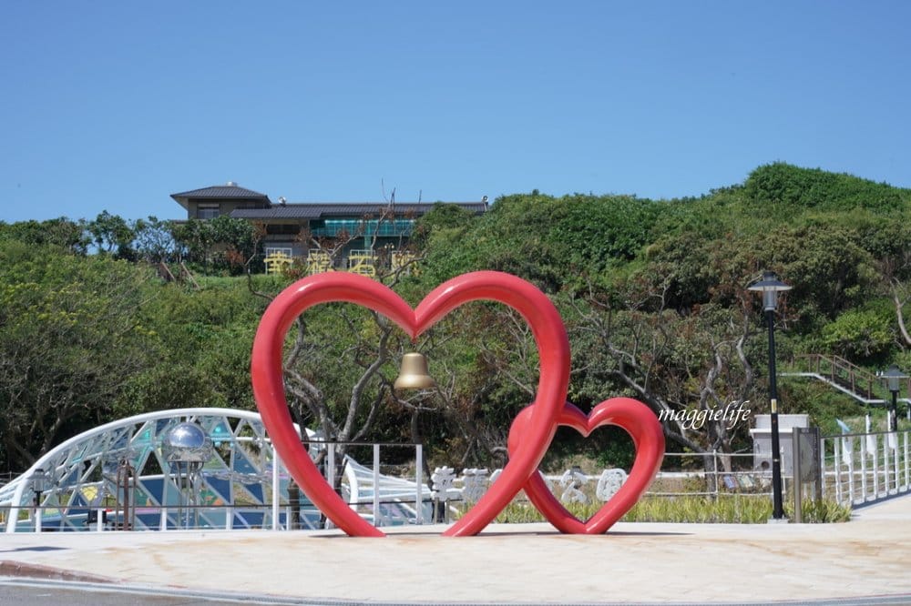 新北石門新景點|石門幸福雙心公園,石門幸福步道,海豚,燈塔人,互動式體驗,白天晚上都美,北海岸親子|約會新IG打卡景點! - 第2張圖 新北石門新景點|石門幸福雙心公園,石門幸福步道,海豚,燈塔人,互動式體驗,白天晚上都美,北海岸親子|約會新IG打卡景點!