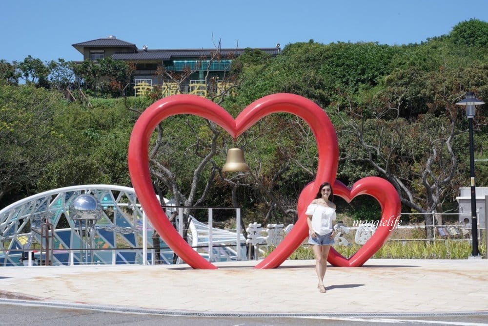 新北石門新景點|石門幸福雙心公園,石門幸福步道,海豚,燈塔人,互動式體驗,白天晚上都美,北海岸親子|約會新IG打卡景點! - 第3張圖 新北石門新景點|石門幸福雙心公園,石門幸福步道,海豚,燈塔人,互動式體驗,白天晚上都美,北海岸親子|約會新IG打卡景點!