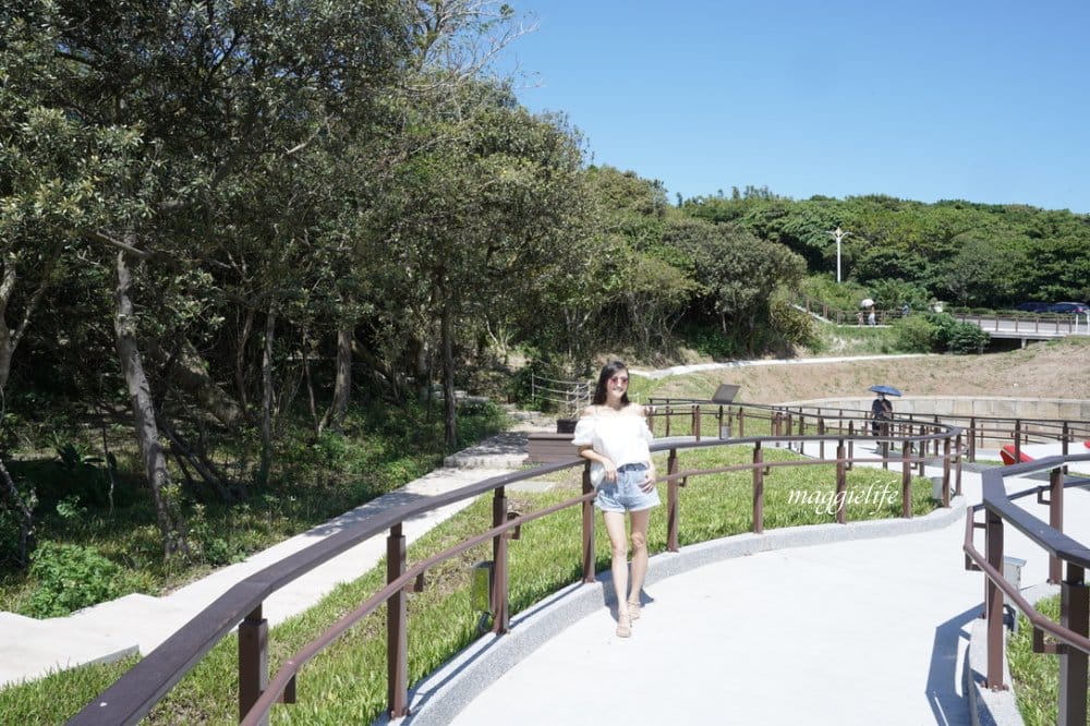 新北石門新景點|石門幸福雙心公園,石門幸福步道,海豚,燈塔人,互動式體驗,白天晚上都美,北海岸親子|約會新IG打卡景點! - 第24張圖 新北石門新景點|石門幸福雙心公園,石門幸福步道,海豚,燈塔人,互動式體驗,白天晚上都美,北海岸親子|約會新IG打卡景點!