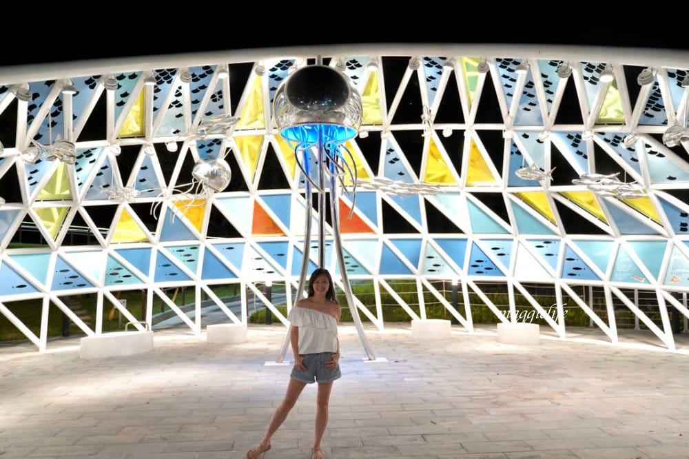 新北石門新景點|石門幸福雙心公園，石門幸福步道，海豚，燈塔人，互動式體驗，白天晚上都美，北海岸親子｜約會新IG打卡景點！