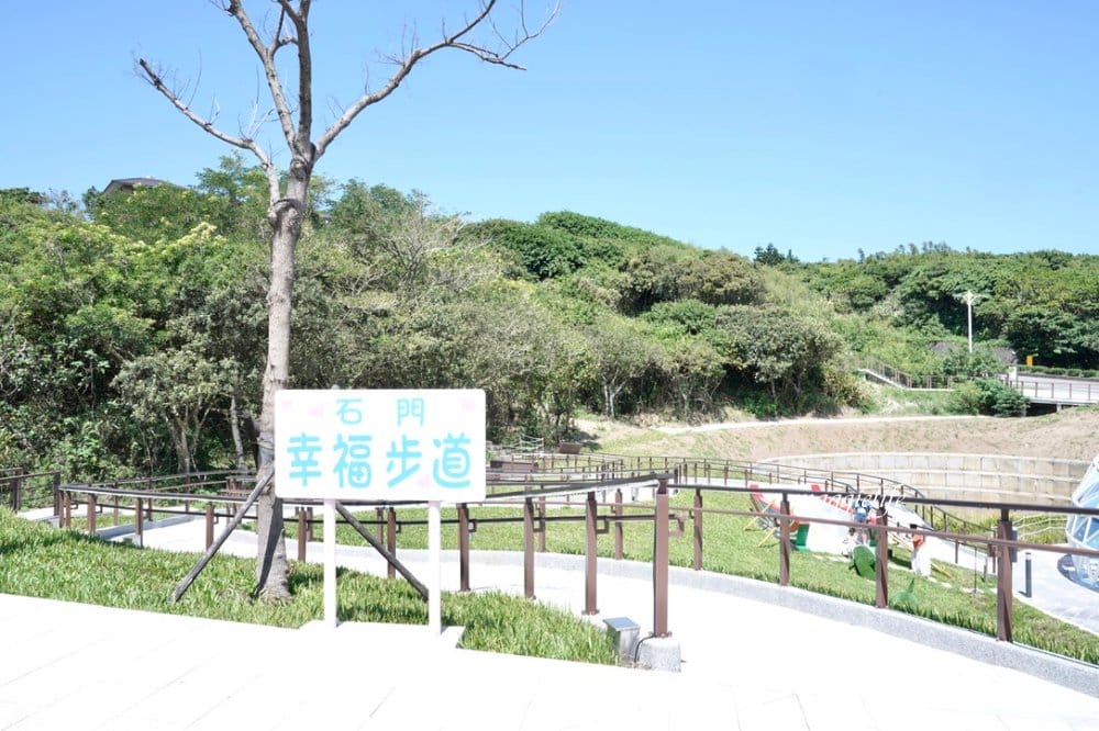 新北石門新景點|石門幸福雙心公園，石門幸福步道，海豚，燈塔人，互動式體驗，白天晚上都美，北海岸親子｜約會新IG打卡景點！