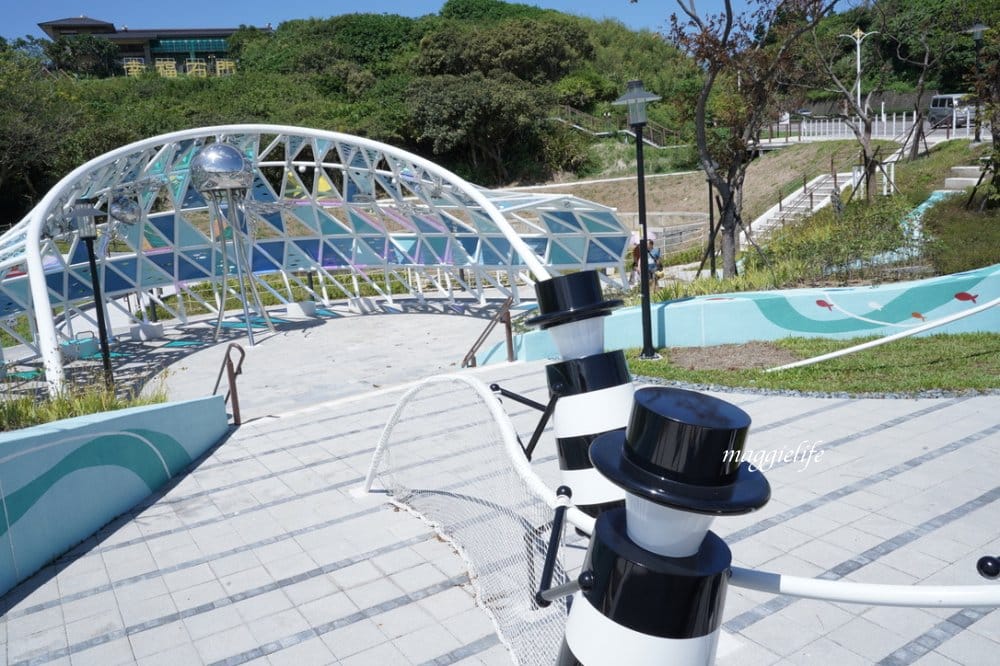新北石門新景點|石門幸福雙心公園，石門幸福步道，海豚，燈塔人，互動式體驗，白天晚上都美，北海岸親子｜約會新IG打卡景點！