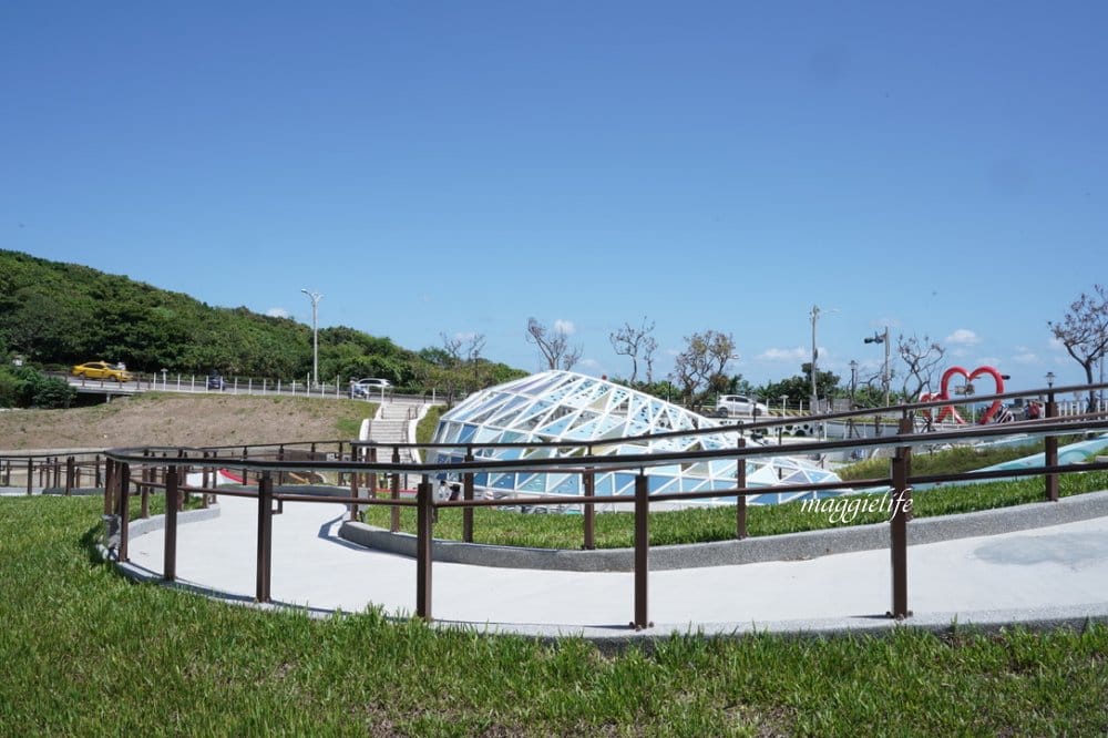 新北石門新景點|石門幸福雙心公園，石門幸福步道，海豚，燈塔人，互動式體驗，白天晚上都美，北海岸親子｜約會新IG打卡景點！