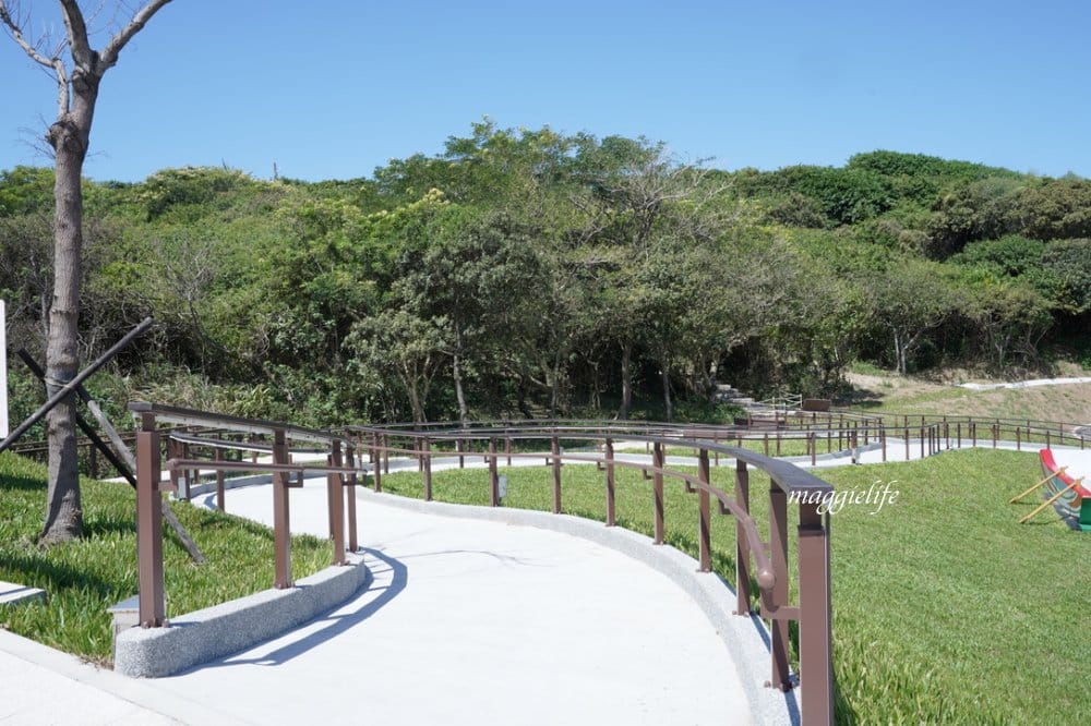 新北石門新景點|石門幸福雙心公園，石門幸福步道，海豚，燈塔人，互動式體驗，白天晚上都美，北海岸親子｜約會新IG打卡景點！