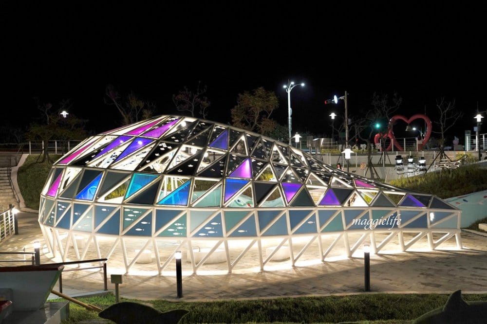 新北石門新景點|石門幸福雙心公園,石門幸福步道,海豚,燈塔人,互動式體驗,白天晚上都美,北海岸親子|約會新IG打卡景點! - 第32張圖 新北石門新景點|石門幸福雙心公園,石門幸福步道,海豚,燈塔人,互動式體驗,白天晚上都美,北海岸親子|約會新IG打卡景點!