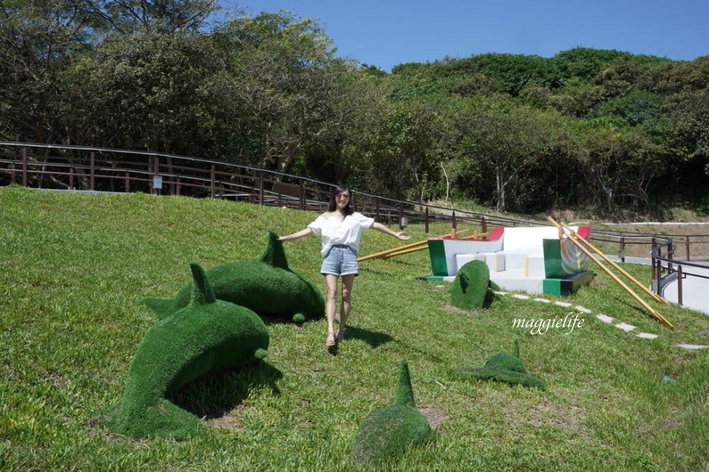 新北石門新景點|石門幸福雙心公園，石門幸福步道，海豚，燈塔人，互動式體驗，白天晚上都美，北海岸親子｜約會新IG打卡景點！ @瑪姬幸福過日子