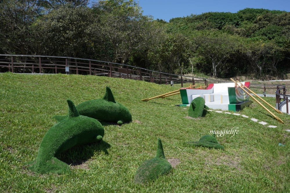 新北石門新景點|石門幸福雙心公園，石門幸福步道，海豚，燈塔人，互動式體驗，白天晚上都美，北海岸親子｜約會新IG打卡景點！