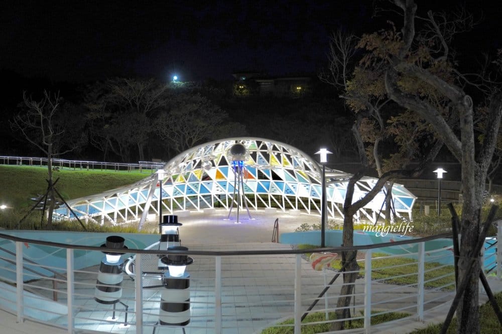 新北石門新景點|石門幸福雙心公園，石門幸福步道，海豚，燈塔人，互動式體驗，白天晚上都美，北海岸親子｜約會新IG打卡景點！