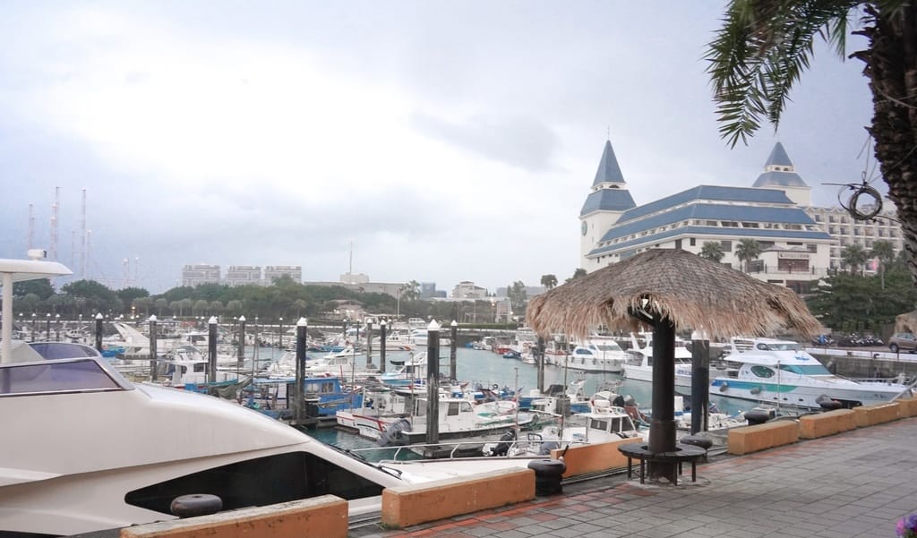 淡水漁人碼頭看夕陽，觀景木棧道賞美景，情人橋歐風星巴克，澳洲碼頭風情，漁人碼頭美食，淡水約會必遊景點！