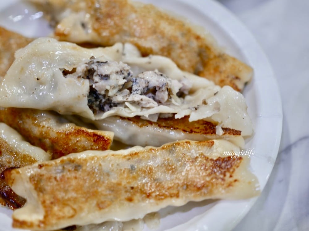 八方雲集松露蕈菇系列，沒想到松露也這麼平民化，八方雲集泡菜水餃，酸辣湯，蕈菇湯！