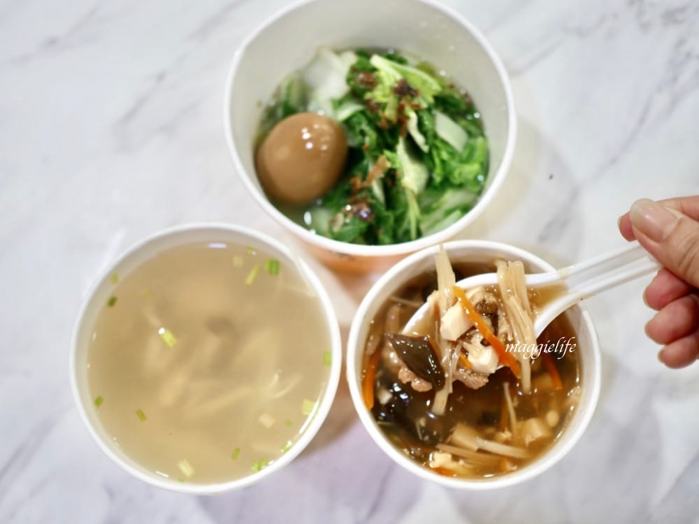 八方雲集松露蕈菇系列，沒想到松露也這麼平民化，八方雲集泡菜水餃，酸辣湯，蕈菇湯！