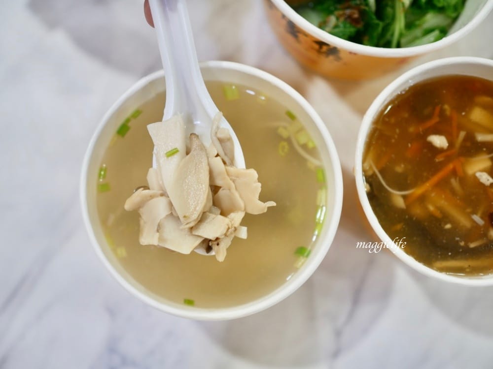 八方雲集松露蕈菇系列，沒想到松露也這麼平民化，八方雲集泡菜水餃，酸辣湯，蕈菇湯！