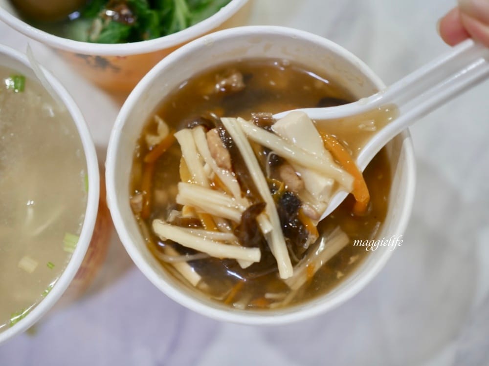 八方雲集松露蕈菇系列，沒想到松露也這麼平民化，八方雲集泡菜水餃，酸辣湯，蕈菇湯！