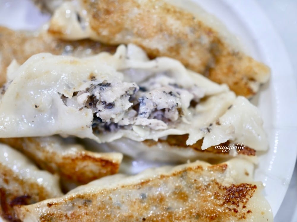 八方雲集松露蕈菇系列，沒想到松露也這麼平民化，八方雲集泡菜水餃，酸辣湯，蕈菇湯！