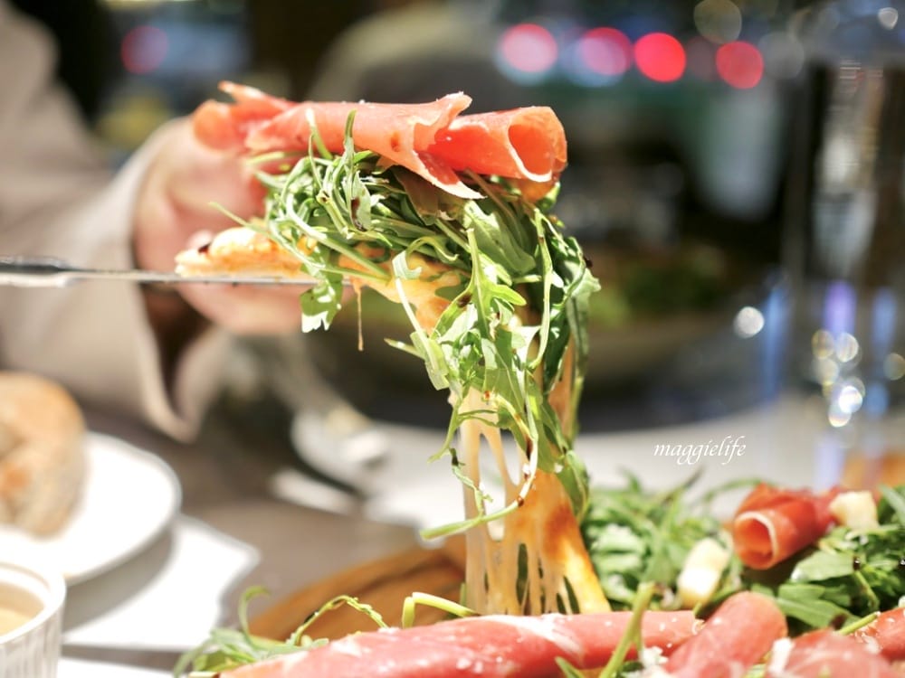 信義區不限時｜布納咖啡館Buna CAFE，沙拉披薩很推，不限時有插座，深夜咖啡廳！