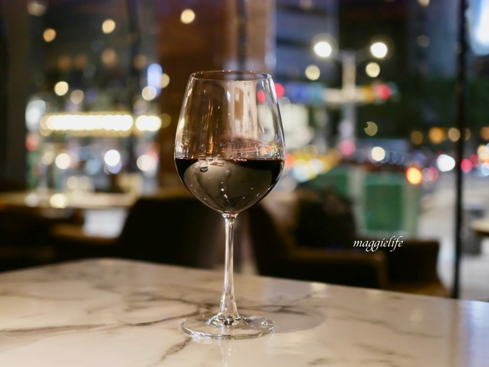 信義區不限時｜布納咖啡館Buna CAFE，沙拉披薩很推，不限時有插座，深夜咖啡廳！