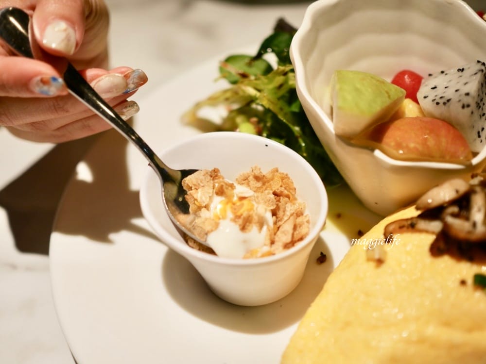 信義區不限時｜布納咖啡館Buna CAFE，沙拉披薩很推，不限時有插座，深夜咖啡廳！