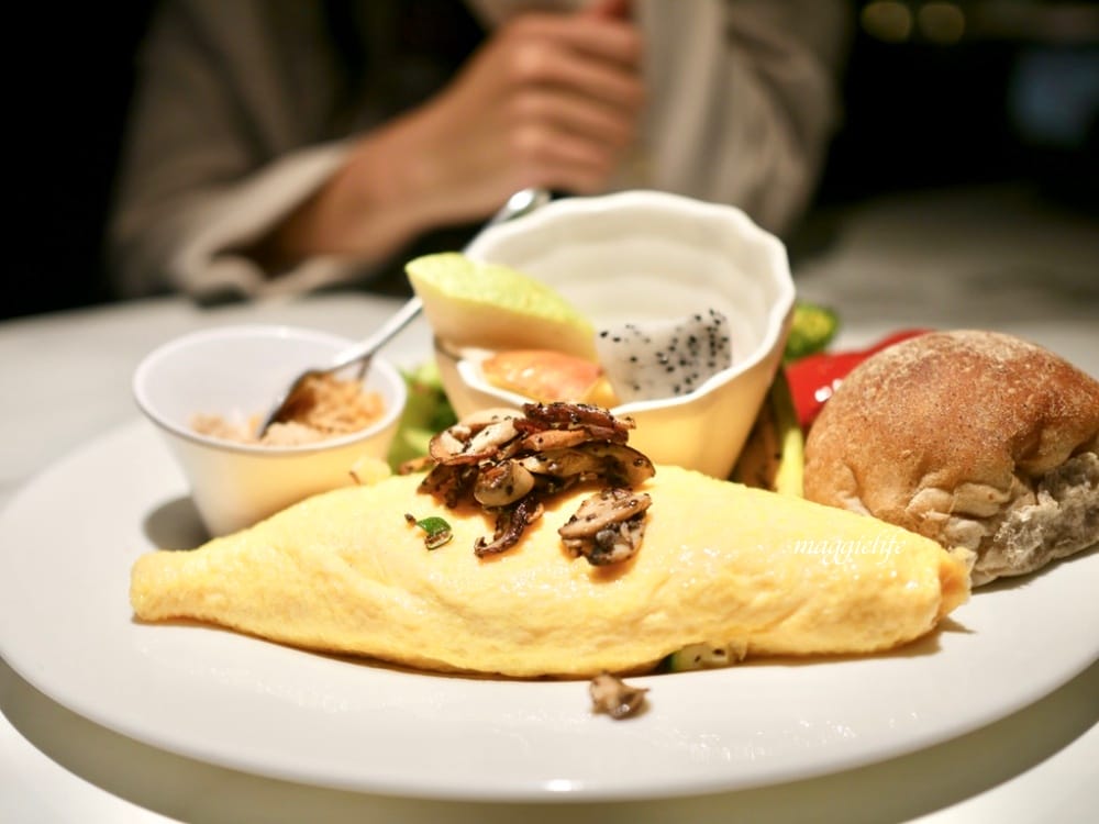 信義區不限時｜布納咖啡館Buna CAFE，沙拉披薩很推，不限時有插座，深夜咖啡廳！