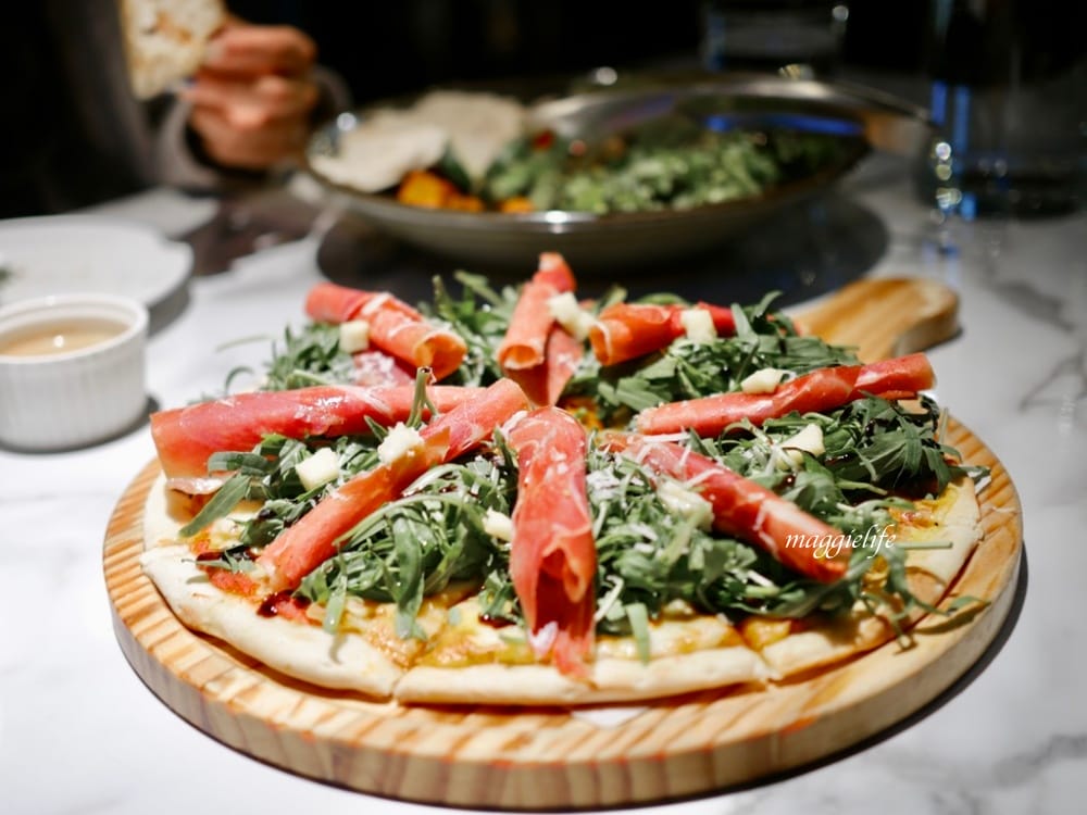 信義區不限時｜布納咖啡館Buna CAFE，沙拉披薩很推，不限時有插座，深夜咖啡廳！