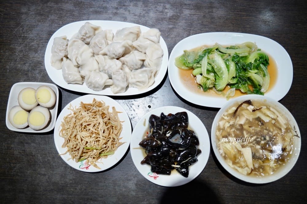淡水|忠師傅水餃王，有點誇張，一整顆蝦仁的鮮蝦水餃，超大顆的！