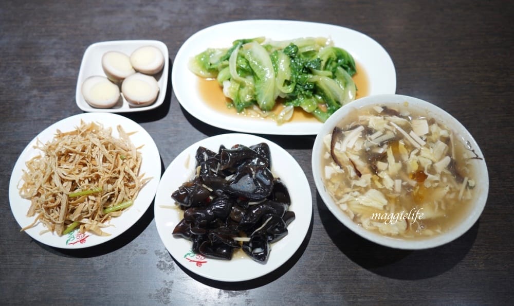 淡水|忠師傅水餃王，有點誇張，一整顆蝦仁的鮮蝦水餃，超大顆的！
