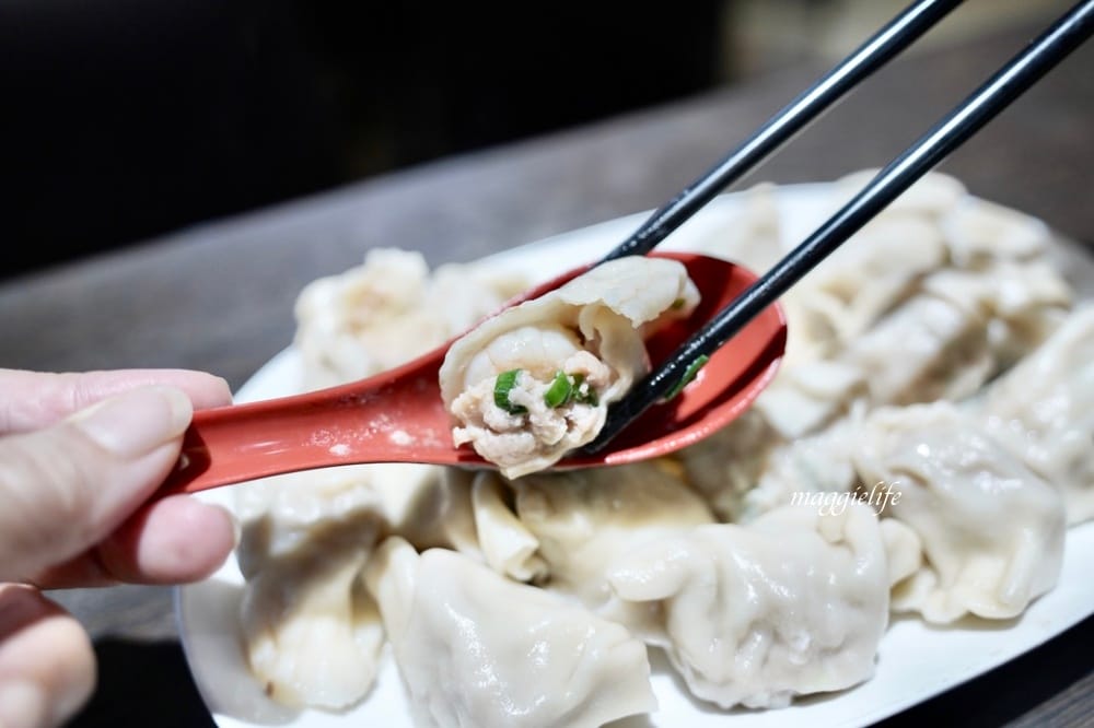淡水|忠師傅水餃王，有點誇張，一整顆蝦仁的鮮蝦水餃，超大顆的！