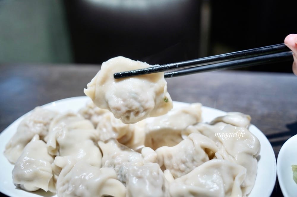 淡水|忠師傅水餃王，有點誇張，一整顆蝦仁的鮮蝦水餃，超大顆的！