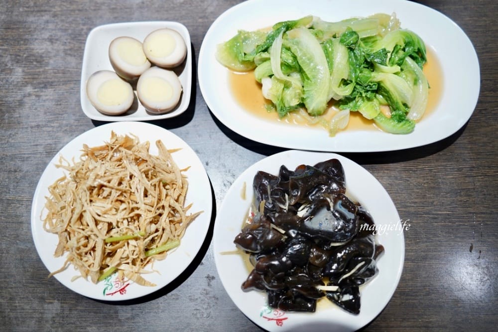 淡水|忠師傅水餃王，有點誇張，一整顆蝦仁的鮮蝦水餃，超大顆的！