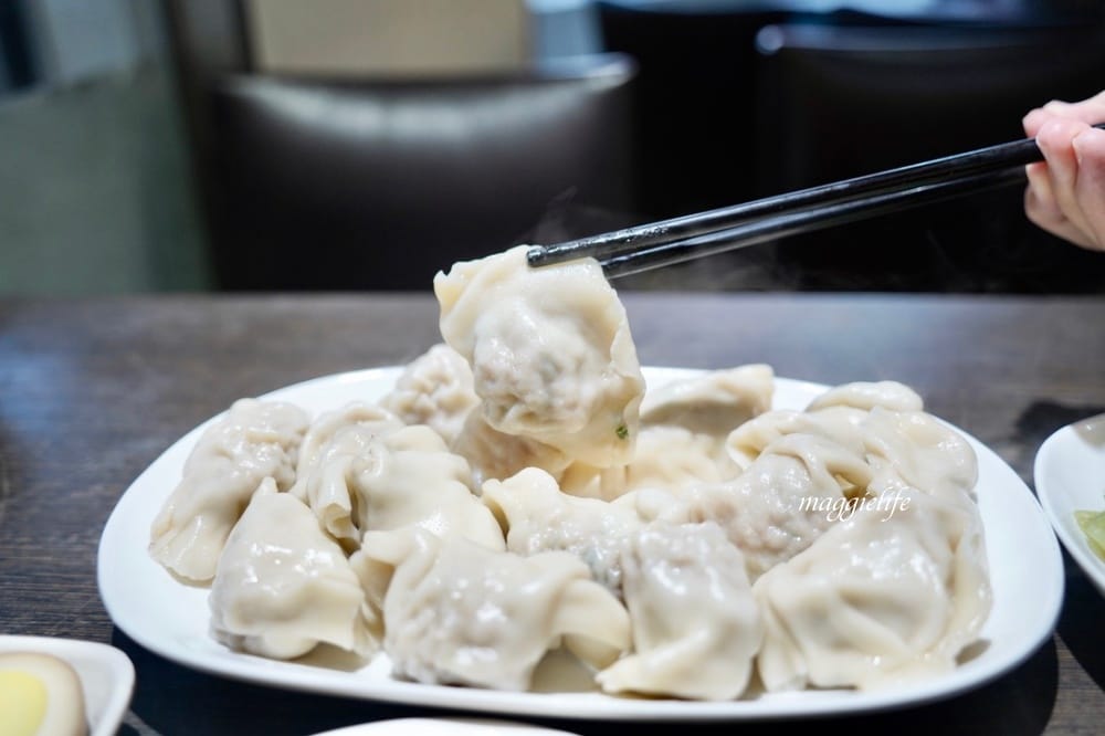 淡水|忠師傅水餃王，有點誇張，一整顆蝦仁的鮮蝦水餃，超大顆的！