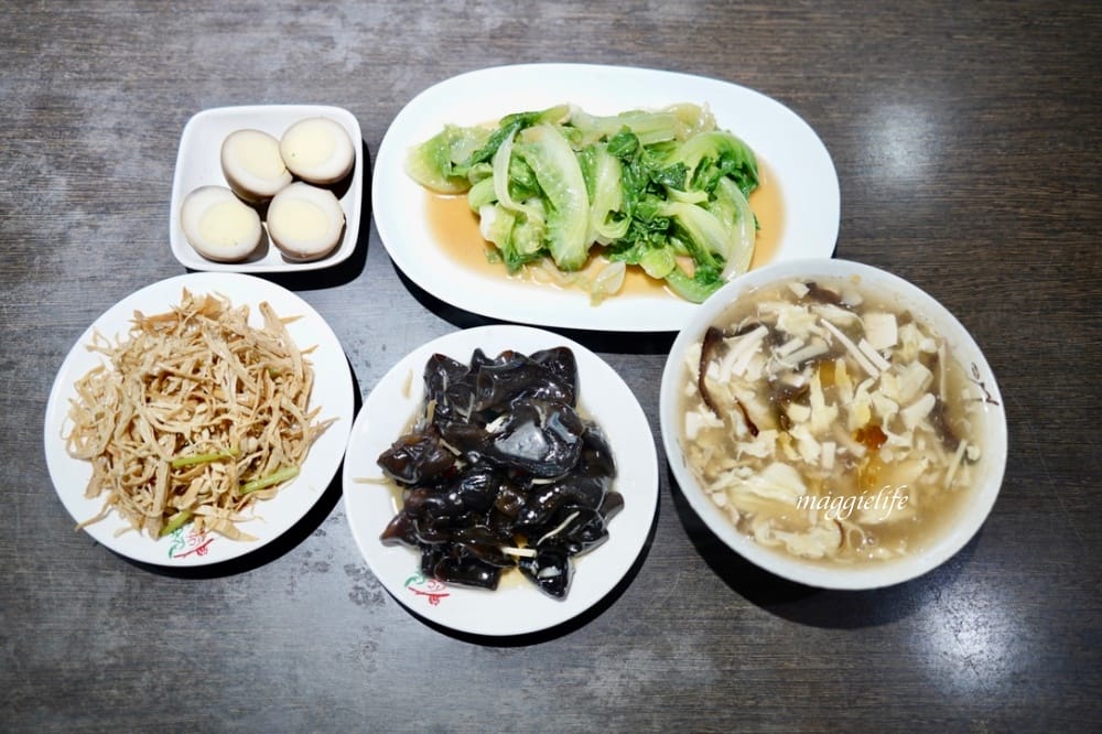 淡水|忠師傅水餃王，有點誇張，一整顆蝦仁的鮮蝦水餃，超大顆的！