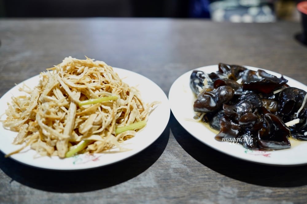 淡水|忠師傅水餃王，有點誇張，一整顆蝦仁的鮮蝦水餃，超大顆的！