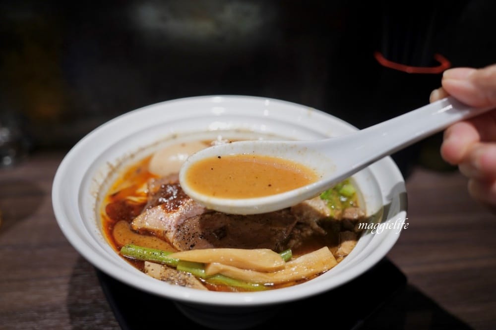 台北拉麵推薦｜麵屋和創生姜醬油拉麵專門店，宵夜場深夜食堂，每天只營業3小時，一樣大排長龍賣光光，鷹流老闆新開店！