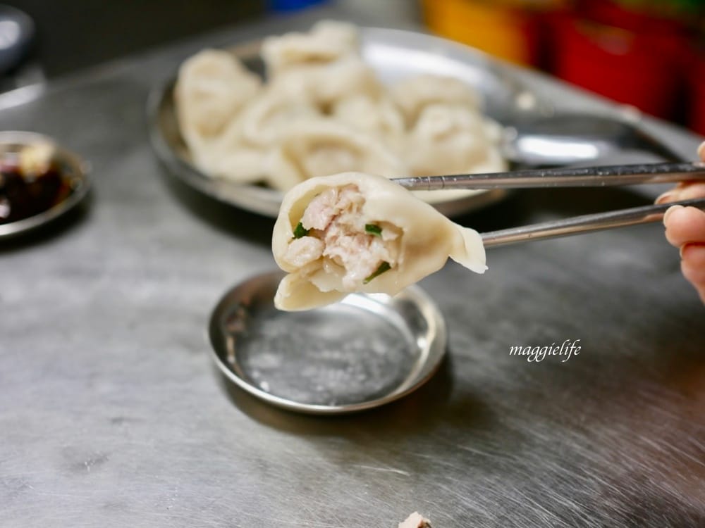 饒河街美食|松山市場水餃，只賣三種東西每天大爆滿，水餃超大顆，不是在地人找不到的隱藏版水餃！
