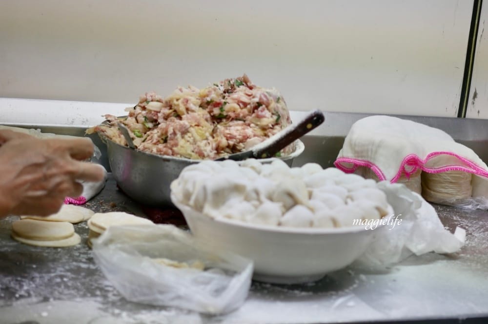 饒河街美食|松山市場水餃，只賣三種東西每天大爆滿，水餃超大顆，不是在地人找不到的隱藏版水餃！