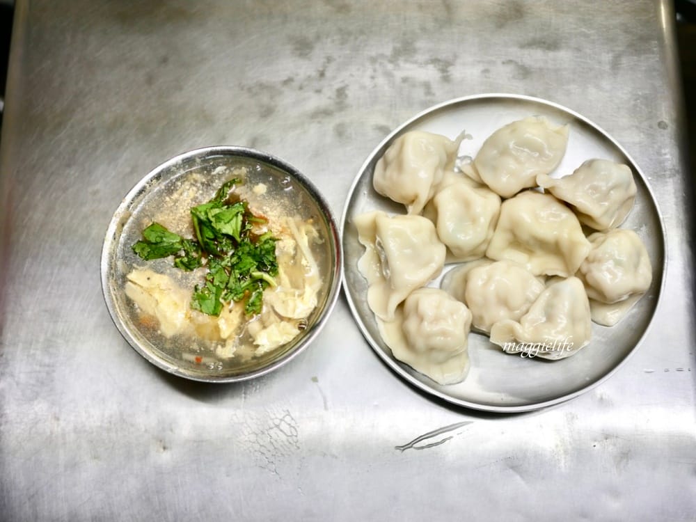 饒河街美食|松山市場水餃，只賣三種東西每天大爆滿，水餃超大顆，不是在地人找不到的隱藏版水餃！